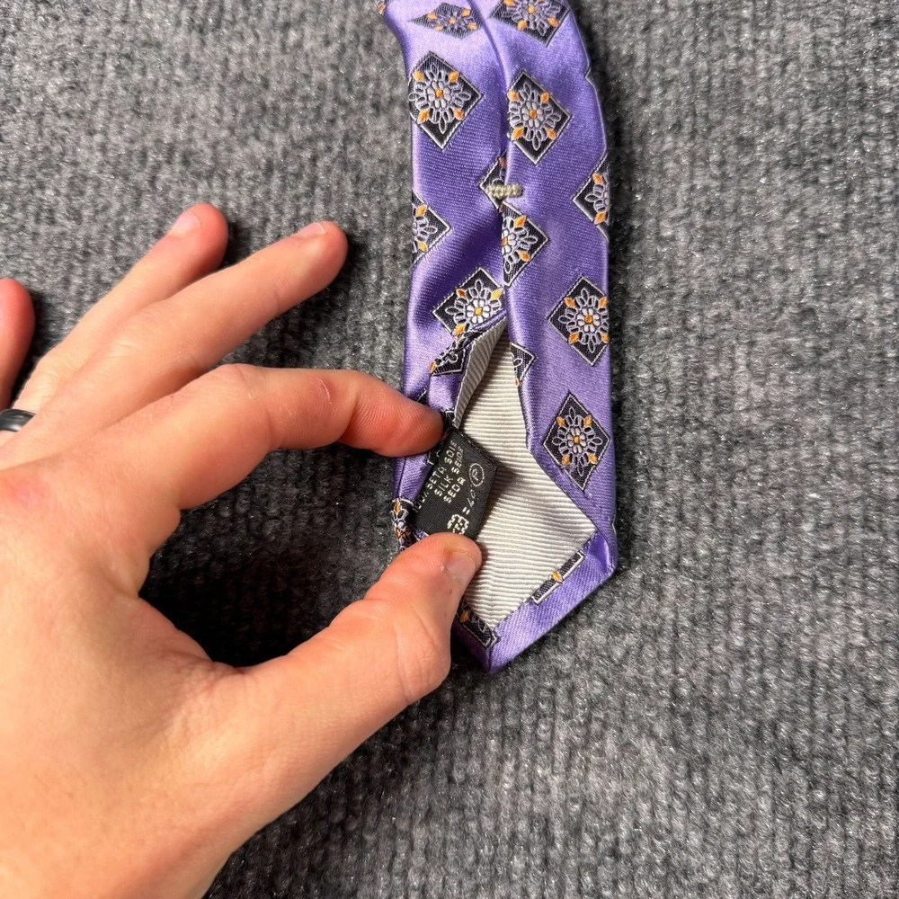 Ermenegildo Zegna Italy 100% Silk Neck Tie Purple Geometric Medallion 3.75 x 59